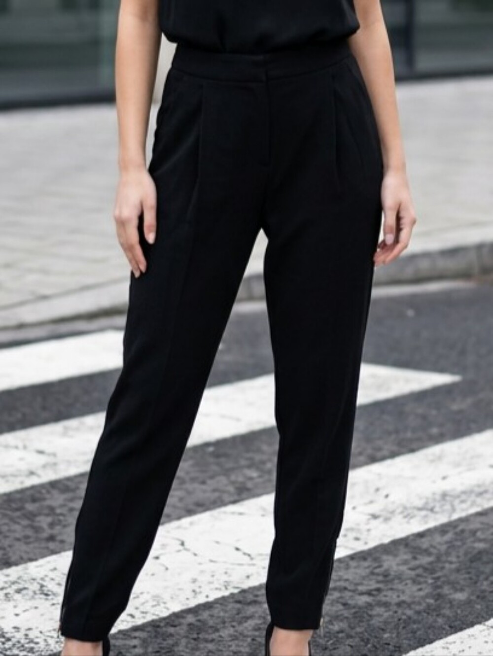 Vince SZ 8 Black Non Stretch Pleated Baggy Tapered Dress Pants Zip Detailing